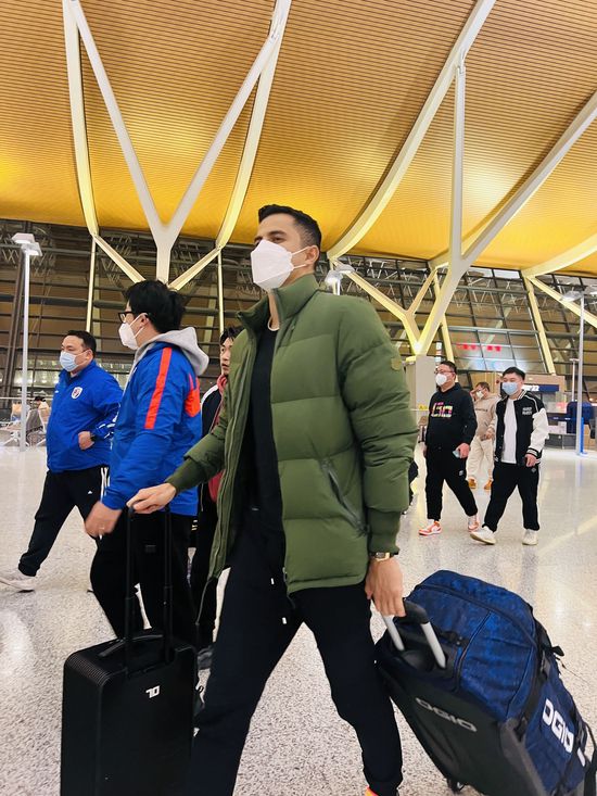 在MV中不仅表现了三姐妹之间的相知相伴和她们对于父亲无尽的追思，赖雅妍（饰夏如枝）、李晓峰（饰夏如果）饰演的二妹、三妹与各自成长家庭从冲突与到和解的过程在mv中也初步展现，泪水与欢笑，离别与拥抱，一同熬成了这锅触心暖胃动人心脾的亲情浓汤